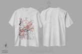 تیشرت سفید طرح دار درخت شکوفه آتشین ۲، عکاسی ترکیبی اثر دوریت فوگ | فروشگاه ایماژ