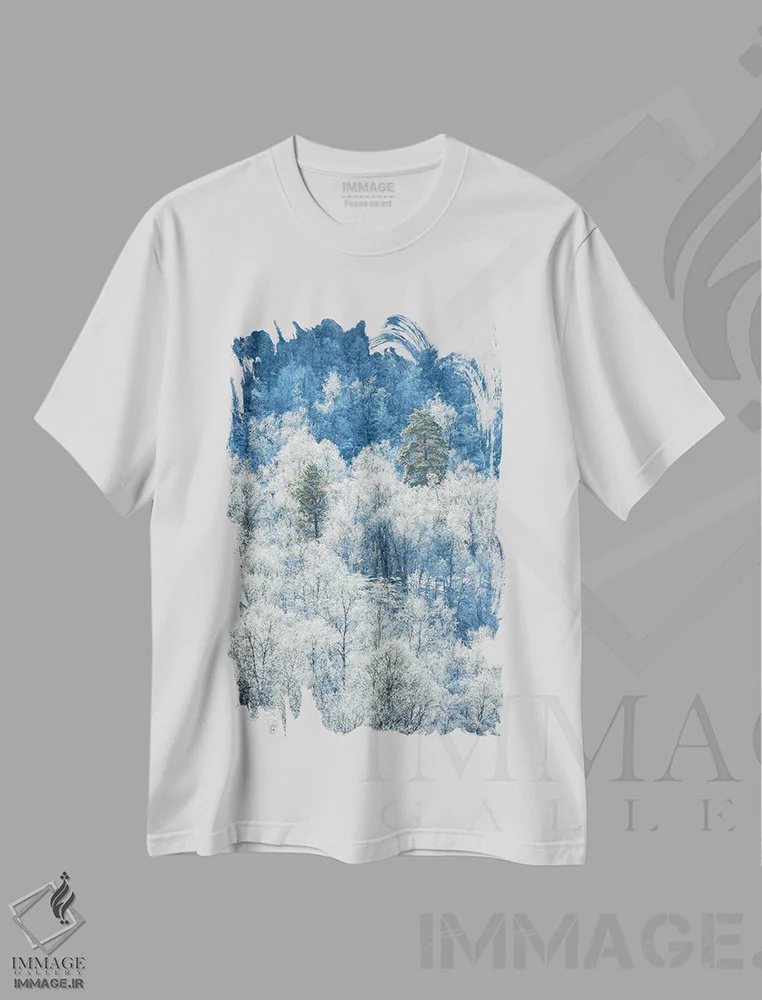 تیشرت سفید طرح دار درختان یخ زده در شمال نروژ، مدیوم اثر دنیل گاستاگر | فروشگاه ایماژ