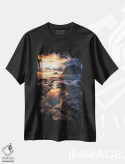 تیشرت مشکی طرح دار غروب طلایی در هاوک لند، مدیوم اثر دنیل گاستاگر | فروشگاه ایماژ