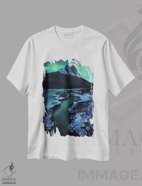 تیشرت سفید طرح دار شفق قطبی در یک شب سرد در نروژ، مدیوم اثر دنیل گاستاگر | فروشگاه ایماژ