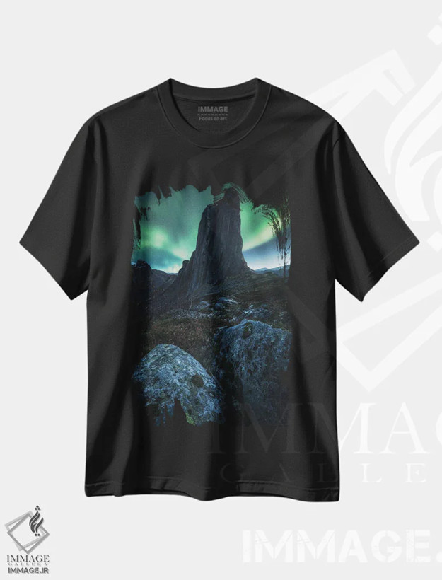 تیشرت مشکی طرح دار شفق قطبی در جزیره سنیا، مدیوم اثر دنیل گاستاگر | فروشگاه ایماژ