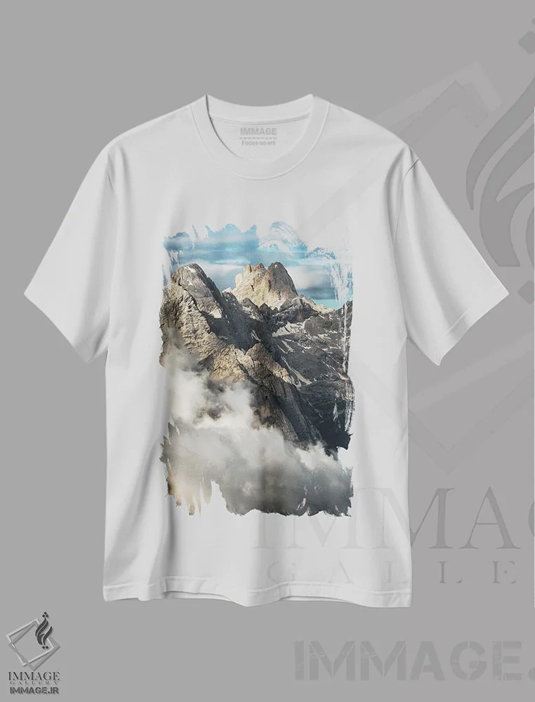 تیشرت سفید طرح دار منظره کوهستانی ابری در دولومیت، مدیوم اثر دنیل گاستاگر | immage.ir