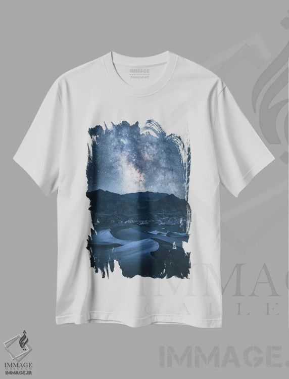 تیشرت سفید طرح دار راه شیری بالای بیابان، مدیوم اثر دنیل گاستاگر | فروشگاه ایماژ