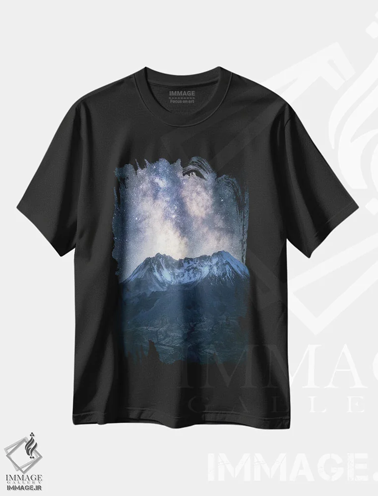 تیشرت مشکی طرح دار راه شیری بالای کوه سنت هلنز، مدیوم اثر دنیل گاستاگر | فروشگاه ایماژ