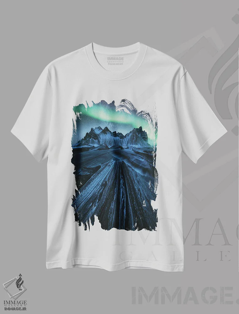 تیشرت سفید طرح دار شفق قطبی بالای استوکسنس، مدیوم اثر دنیل گاستاگر | فروشگاه ایماژ