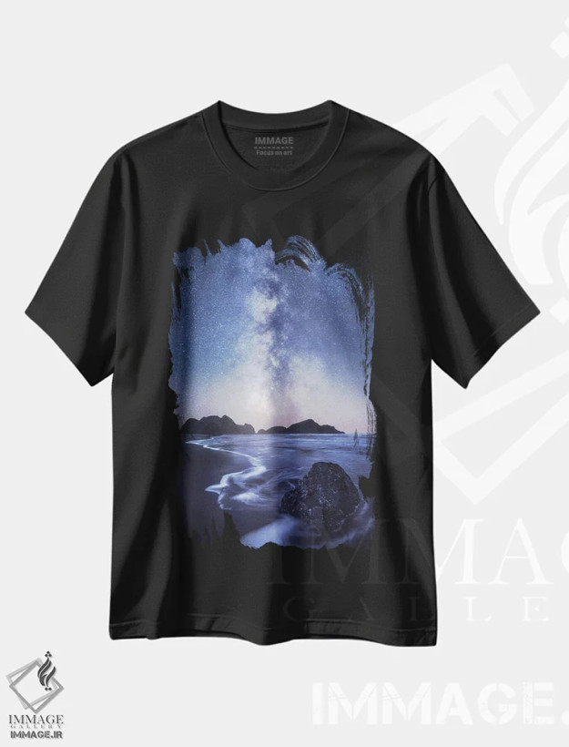 تیشرت مشکی طرح دار راه شیری بالای ساحل اورگن، مدیوم اثر دنیل گاستاگر | فروشگاه ایماژ