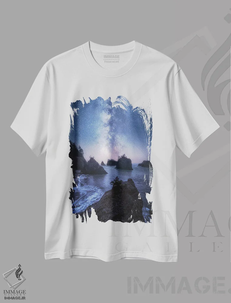 تیشرت سفید طرح دار راه شیری بالای ساحل مخفی اورگن، مدیوم اثر دنیل گاستاگر | immage.ir