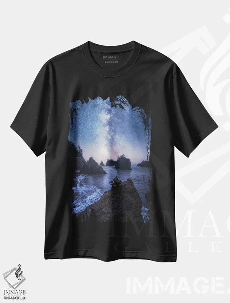 تیشرت مشکی طرح دار راه شیری بالای ساحل مخفی اورگن، مدیوم اثر دنیل گاستاگر | فروشگاه ایماژ