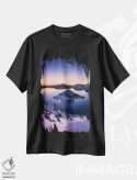 تیشرت مشکی طرح دار سپیده دم در دریاچه کراتر، مدیوم اثر دنیل گاستاگر | immage.ir
