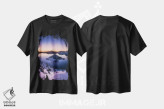 تیشرت مشکی طرح دار سپیده دم در دریاچه کراتر، مدیوم اثر دنیل گاستاگر | immage.ir
