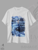تیشرت سفید طرح دار ساعت آبی زمستانی کنار دریاچه امرالد کانادا، دکور تعطیلات اثر دنیل گاستاگر | فروشگاه ایماژ