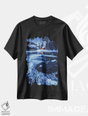 تیشرت مشکی طرح دار ساعت آبی زمستانی کنار دریاچه امرالد کانادا، دکور تعطیلات اثر دنیل گاستاگر | immage.ir