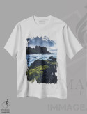 تیشرت سفید طرح دار ساحل رازآلود ایرلند شمالی، مدیوم اثر دنیل گاستاگر | فروشگاه ایماژ