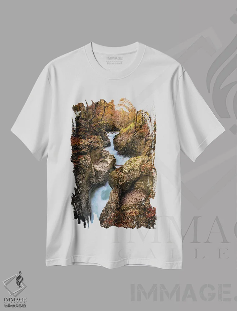 تیشرت سفید طرح دار دره کوچک جنگلی در اسلوونی، مدیوم اثر دنیل گاستاگر | immage.ir