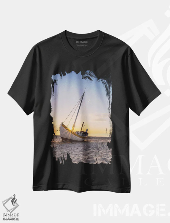 تیشرت مشکی طرح دار ساعت طلایی در ساحل ماهیگیری دانمارک، مدیوم اثر دنیل گاستاگر | فروشگاه ایماژ