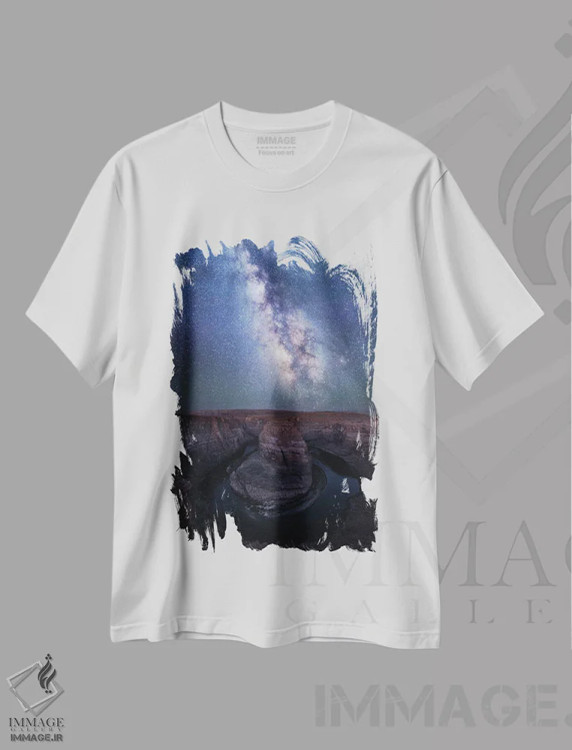 تیشرت سفید طرح دار راه شیری بر فراز خم نعل اسب، مدیوم اثر دنیل گاستاگر | فروشگاه ایماژ