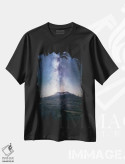 تیشرت مشکی طرح دار راه شیری بر فراز کوه سنت هلنز، مدیوم اثر دنیل گاستاگر | فروشگاه ایماژ