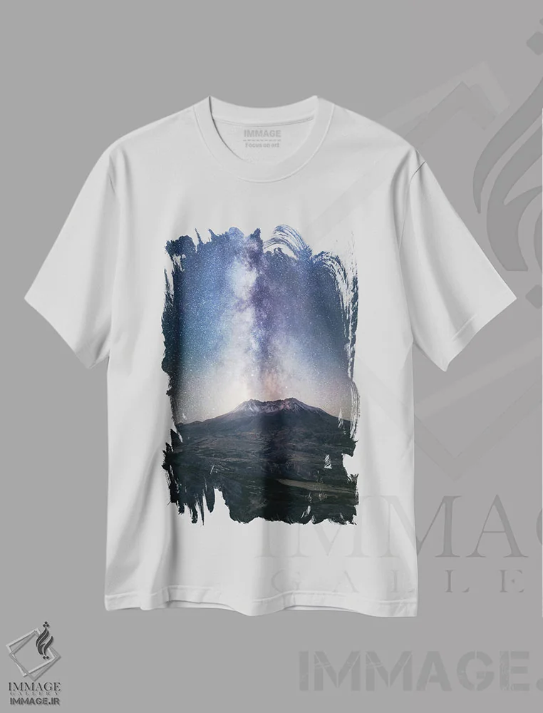 تیشرت سفید طرح دار راه شیری بر فراز کوه سنت هلنز، مدیوم اثر دنیل گاستاگر | immage.ir