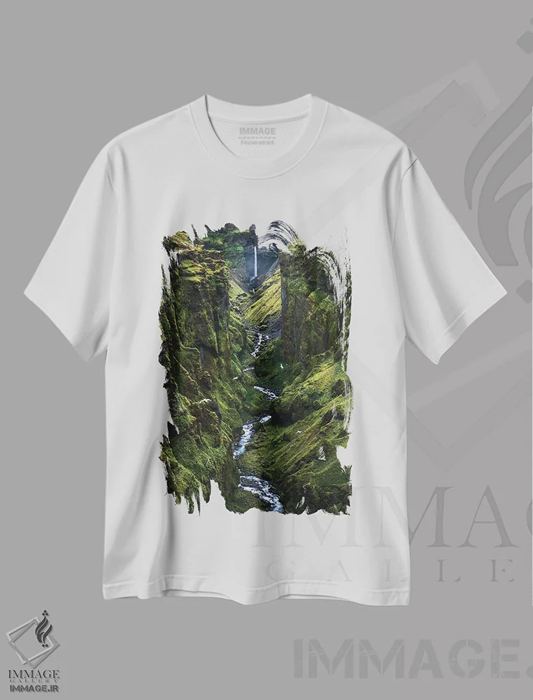 تیشرت سفید طرح دار دره ی سبز و تماشایی در ایسلند، مدیوم اثر دنیل گاستاگر | immage.ir