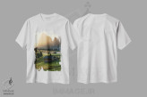 تیشرت سفید طرح دار طلوع آلپی طلایی در آلپه دی سیوسی، مدیوم اثر دنیل گاستاگر | فروشگاه ایماژ