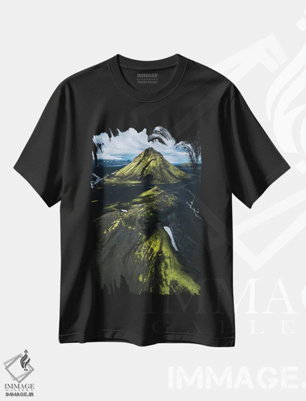 تیشرت مشکی طرح دار هرم سبز در ارتفاعات ایسلند، مدیوم اثر دنیل گاستاگر | فروشگاه ایماژ