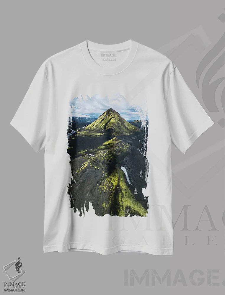 تیشرت سفید طرح دار هرم سبز در ارتفاعات ایسلند، مدیوم اثر دنیل گاستاگر | immage.ir
