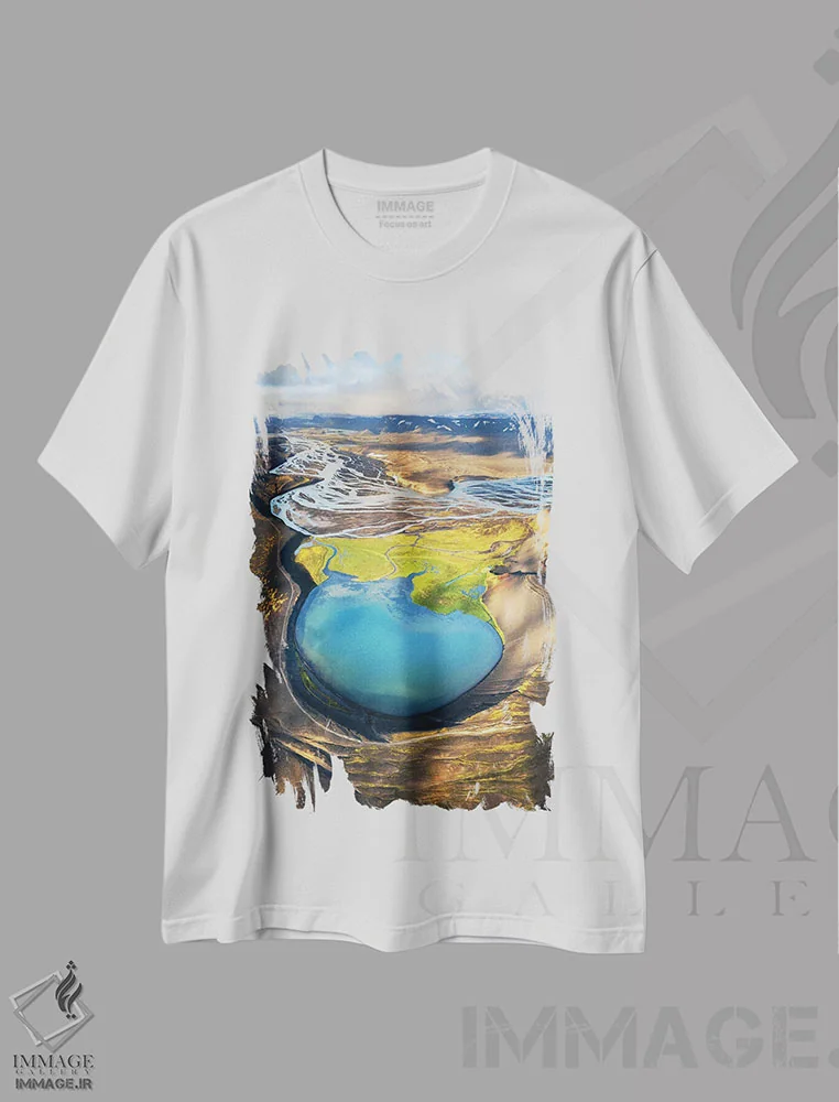 تیشرت سفید طرح دار نور طلایی خورشید در ارتفاعات ایسلند، مدیوم اثر دنیل گاستاگر | immage.ir