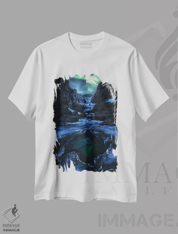 تیشرت سفید طرح دار رقص شفق شمالی بالای آبشار یخ زده در ایسلند، مدیوم اثر دنیل گاستاگر | فروشگاه ایماژ