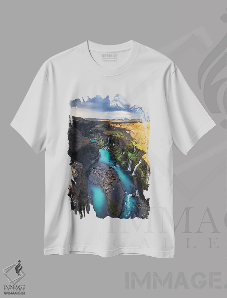 تیشرت سفید طرح دار رودخانه آبی ارتفاعات ایسلند، مدیوم اثر دنیل گاستاگر | فروشگاه ایماژ