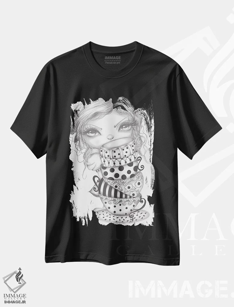 تیشرت مشکی طرح دار آلیس قایم باشک، هنر فاخر معاصر اثر داتی گلیسون | immage.ir