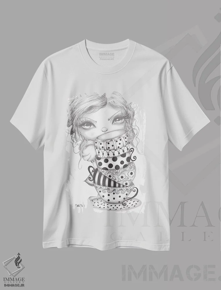 تیشرت سفید طرح دار آلیس قایم باشک، هنر فاخر معاصر اثر داتی گلیسون | فروشگاه ایماژ