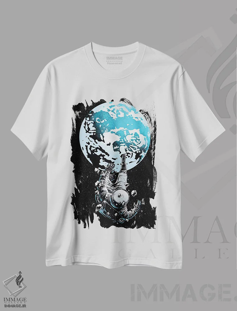 تیشرت سفید طرح دار فضانورد گمشده، هنر دیجیتال اثر دیجیتال کاربین | فروشگاه ایماژ