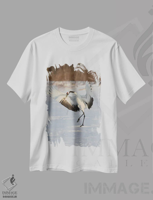 تیشرت سفید طرح دار Japan,درنای تاج سرخ کمیاب در جزیره شمالی هوکایدو، ژاپن، مدیوم اثر دارل گالین | فروشگاه ایماژ