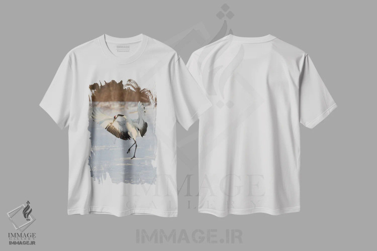 تیشرت سفید طرح دار Japan,درنای تاج سرخ کمیاب در جزیره شمالی هوکایدو، ژاپن، مدیوم اثر دارل گالین | فروشگاه ایماژ