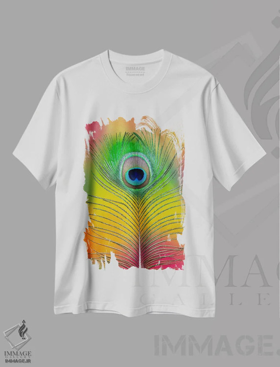 تیشرت سفید طرح دار یک پر دم طاووس نر، عکاسی ماکرو اثر دارل گالین | immage.ir