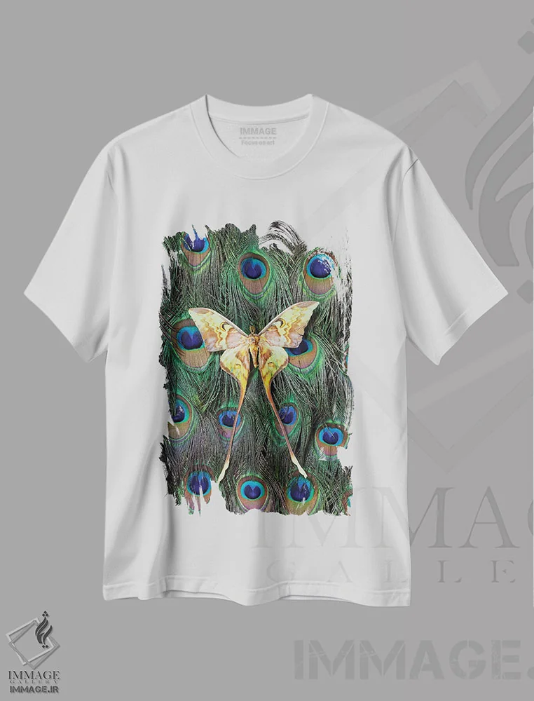 تیشرت سفید طرح دار شب پره ماه مالزی روی دم طاووس، عکاسی ماکرو اثر دارل گالین | immage.ir