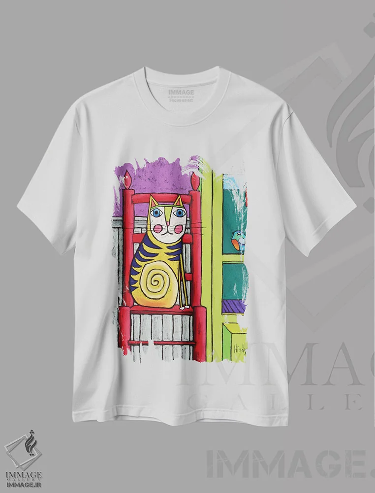 تیشرت سفید طرح دار گربه روی صندلی II، تزئینی اثر دیویدای هینْدز | فروشگاه ایماژ