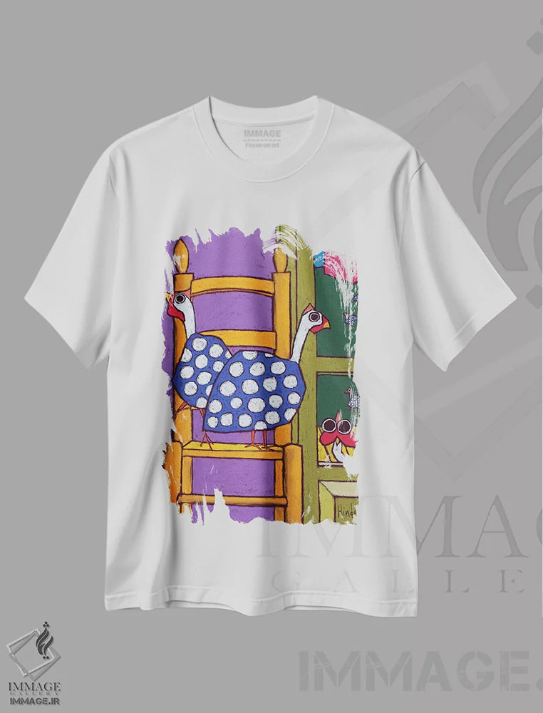 تیشرت سفید طرح دار خوکچه هندی روی صندلی، تزئینی اثر دیویدای هینْدز | فروشگاه ایماژ