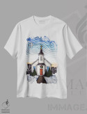 تیشرت سفید طرح دار کلیسا در منظره زمستانی II، تزئینی اثر دیویدای هینْدز | فروشگاه ایماژ