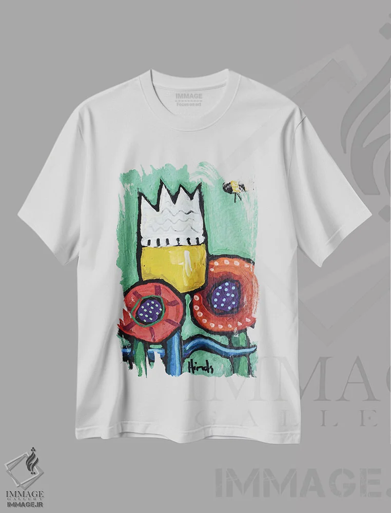 تیشرت سفید طرح دار زنبور در میان گل ها ۲، تزئینی اثر دیویدای هینْدز | فروشگاه ایماژ