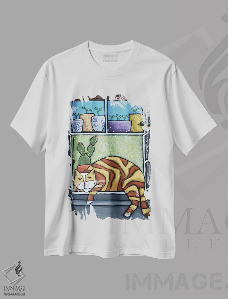 تیشرت سفید طرح دار گربه خوابیده روی لبه پنجره، تزئینی اثر دیویدای هینْدز | immage.ir