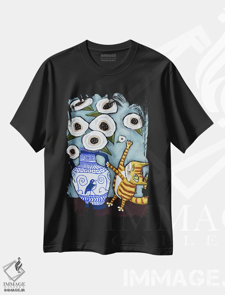 تیشرت مشکی طرح دار گربه در حال ضربه زدن به گل ها، شینوازری اثر دیویدای هینْدز | فروشگاه ایماژ