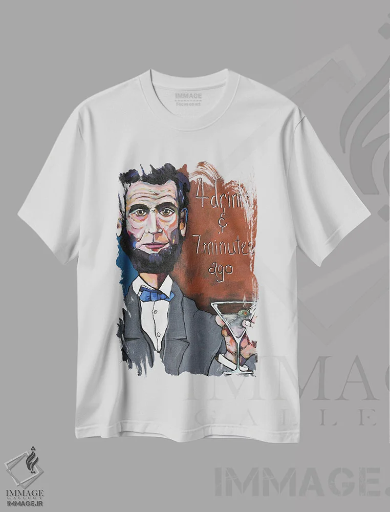 تیشرت سفید طرح دار چهار نوشیدنی و هفت دقیقه پیش، تزئینی اثر دیویدای هینْدز | immage.ir