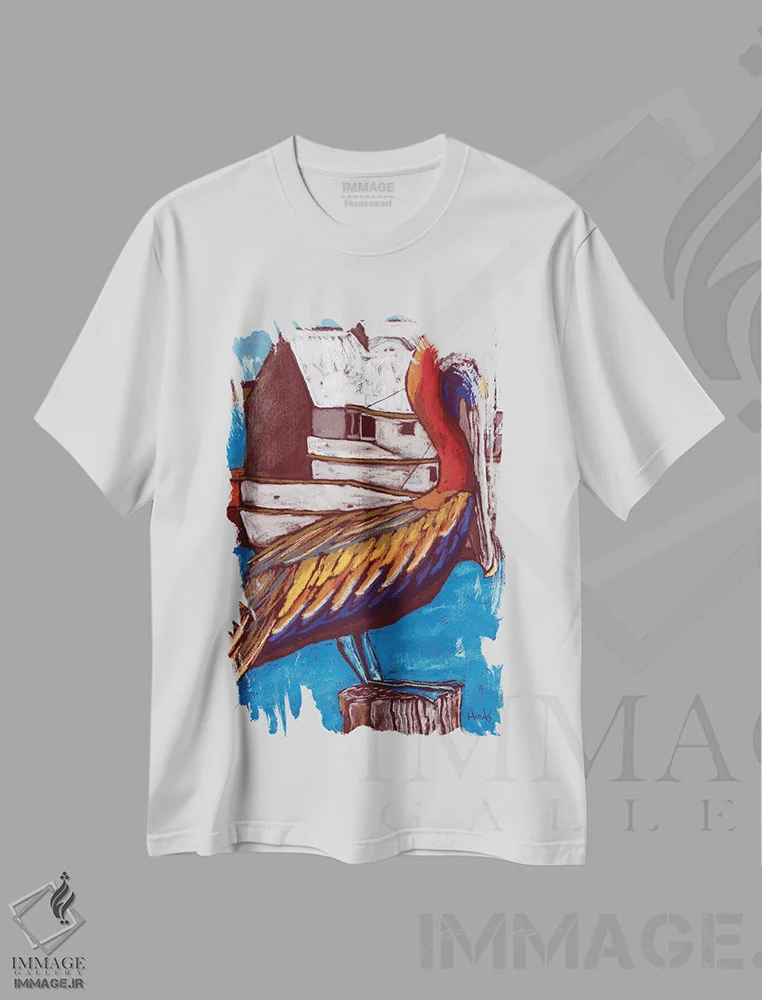 تیشرت سفید طرح دار پلیکان رنگی بر اسکله ماهی گیری قدیمی، تزئینی اثر دیویدای هینْدز | immage.ir