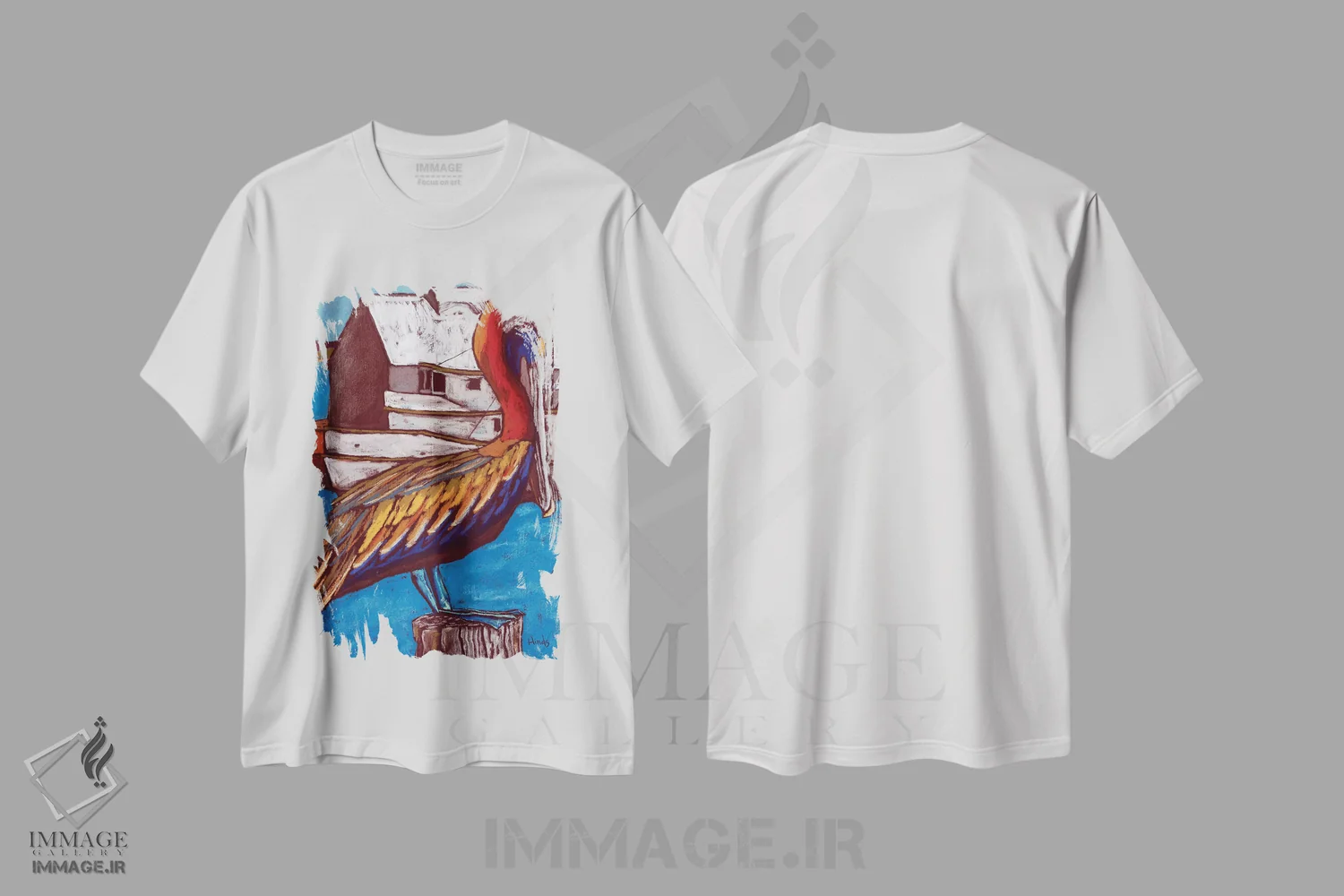 تیشرت سفید طرح دار پلیکان رنگی بر اسکله ماهی گیری قدیمی، تزئینی اثر دیویدای هینْدز | immage.ir