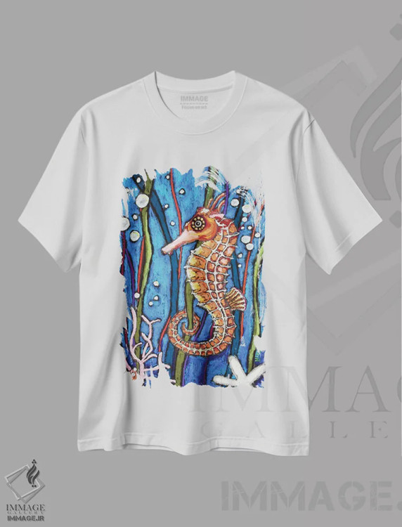 تیشرت سفید طرح دار اسب دریایی رنگارنگ، تزئینی اثر دیویدای هینْدز | immage.ir