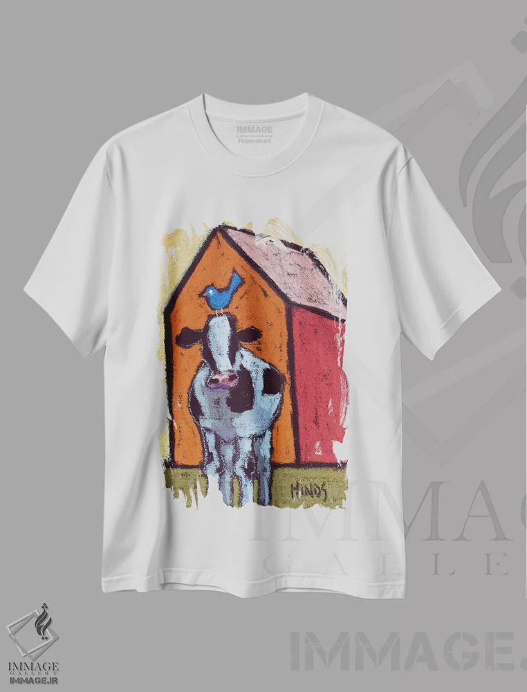 تیشرت سفید طرح دار گاو انتزاعی در حیاط طویله، تزئینی اثر دیویدای هینْدز | immage.ir