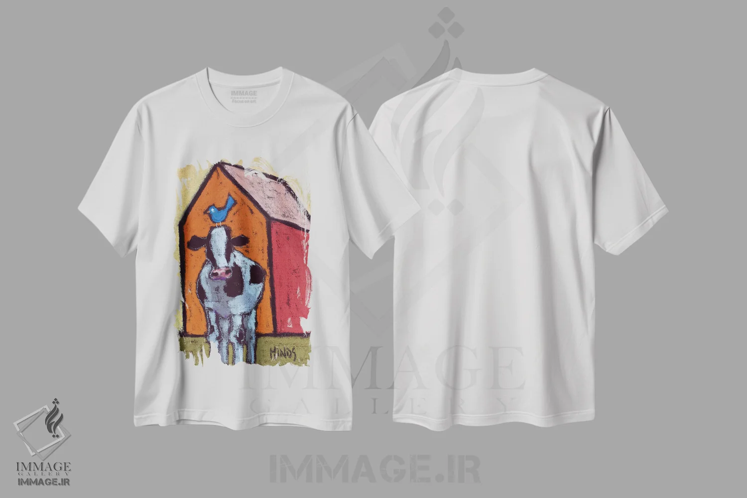 تیشرت سفید طرح دار گاو انتزاعی در حیاط طویله، تزئینی اثر دیویدای هینْدز | immage.ir