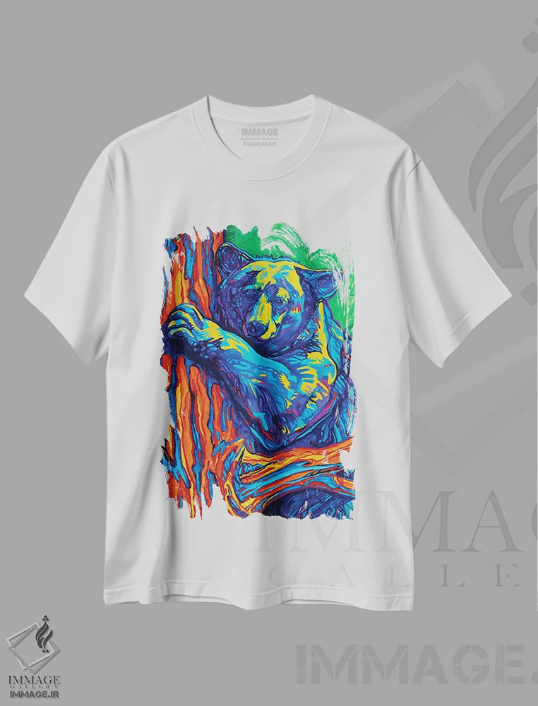تیشرت سفید طرح دار بغل خرسی، دکور کلبه و لژ اثر دریک هیگینز | فروشگاه ایماژ