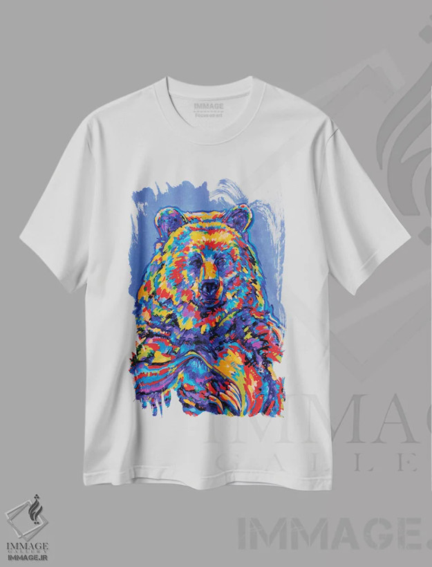تیشرت سفید طرح دار خرس بودا، دکور کلبه و لژ اثر دریک هیگینز | فروشگاه ایماژ